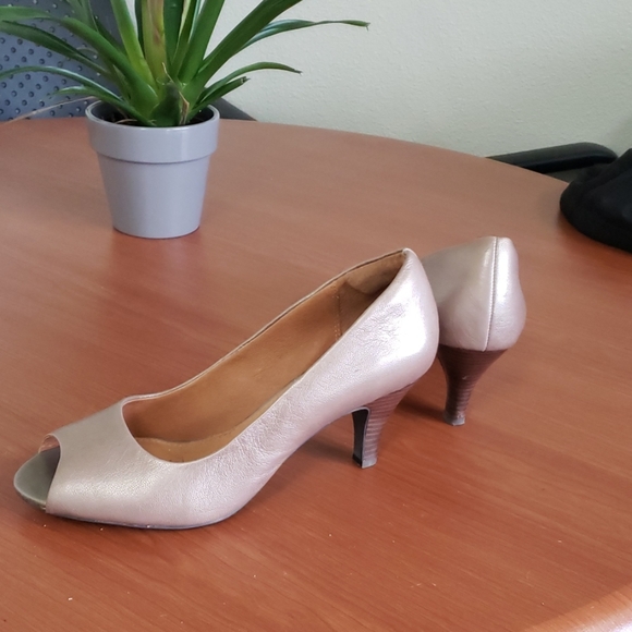 Heels - Picture 2 of 2